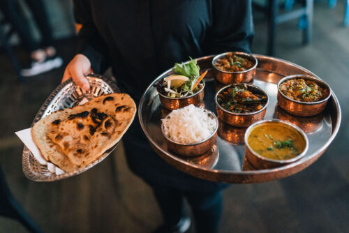 Tradisjonell indisk thali servert med naanbrød.