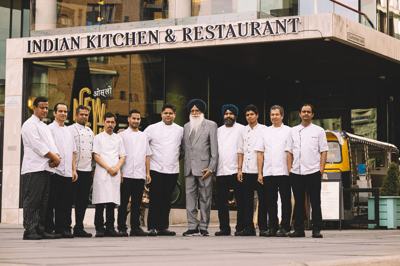 En gruppe kokker poserer foran restauranten New Delhi i Oslo.